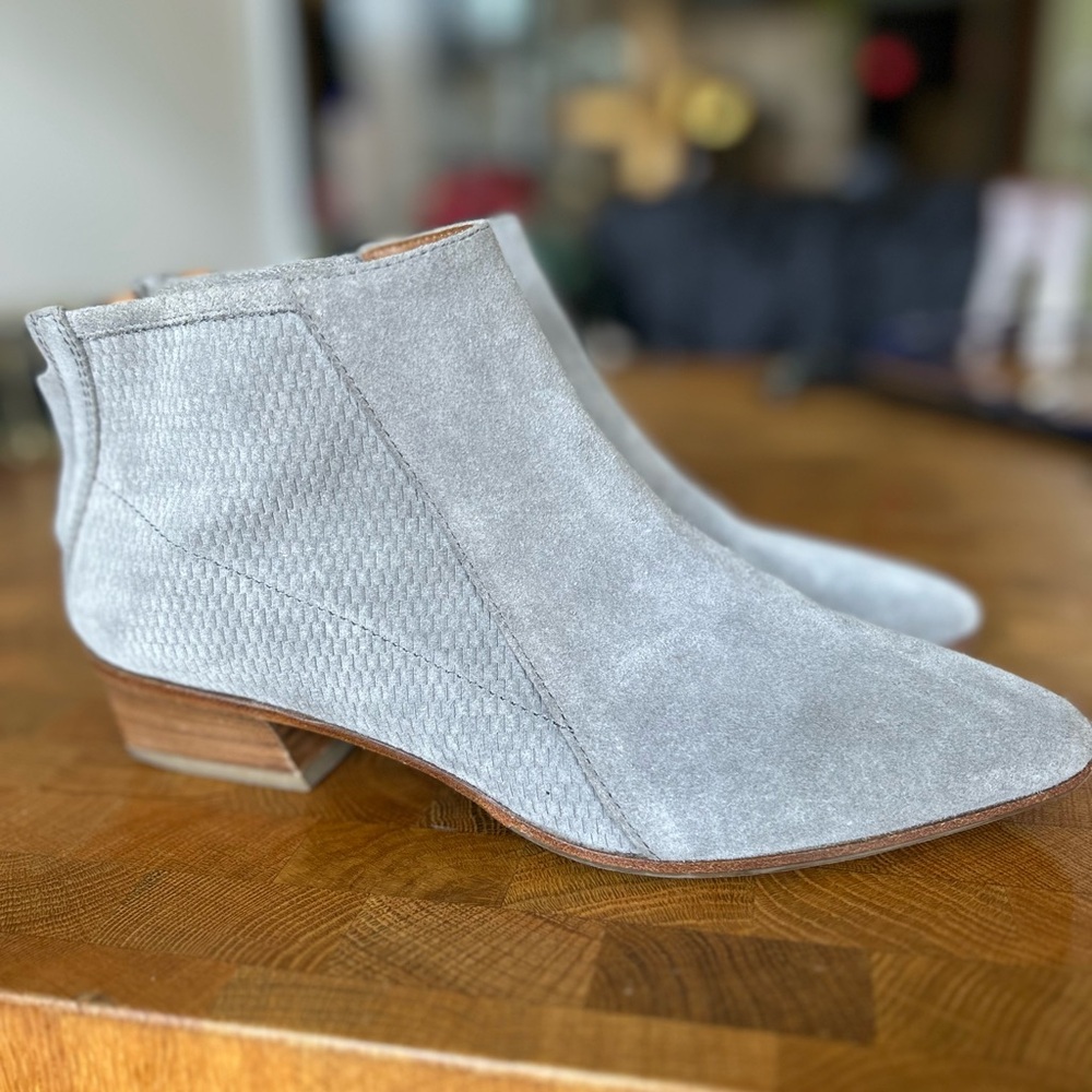 Aquatalia Light Gray Suede Ankle Booties size 7.5